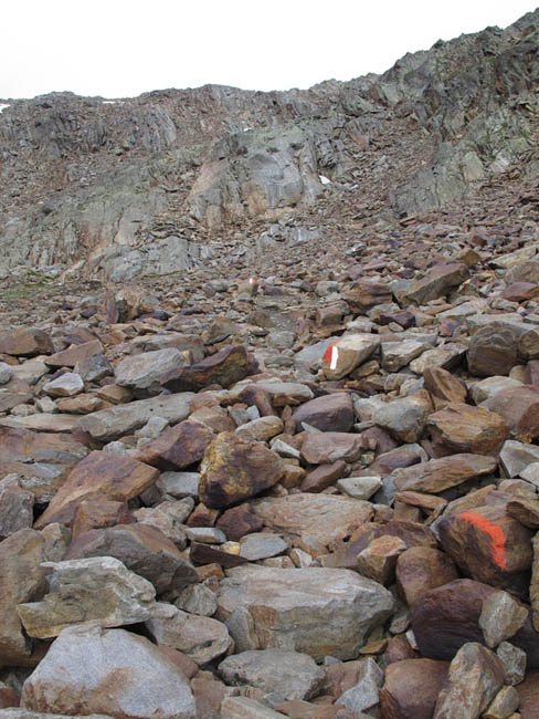 Stetig berauf uber grau-braune Steine führt der Pfad zum Seykogel.