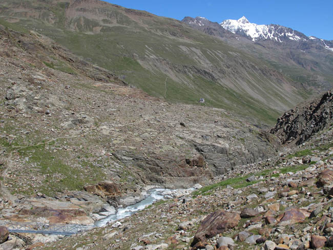 Im Hintergrund die Wildspitze, davor klein und kaum zu erkennen die Hochjochhospitz-Hütte