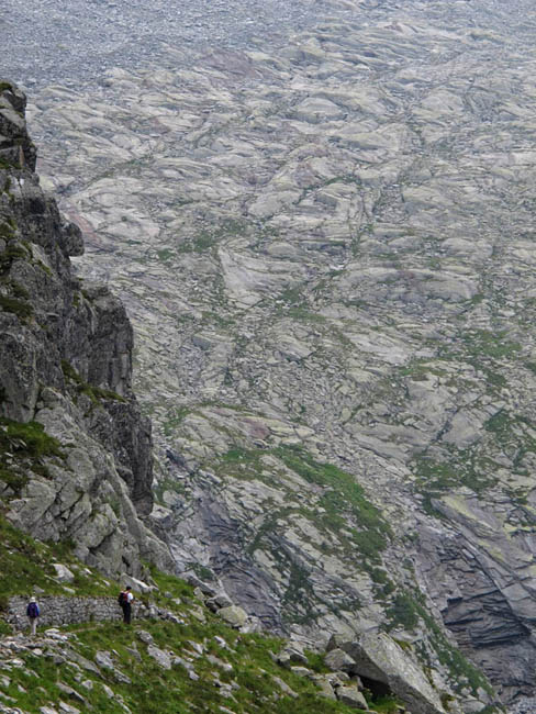 Grauer Fels, wohin das Auge reicht. Die Menschen scheinen unendlich klein.