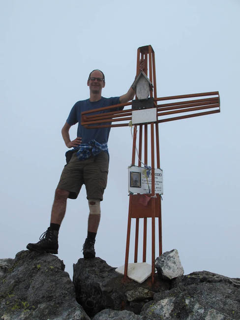 Auf dem Gipfel des Cornone di Blumone (2.843m) mit Gipfelkreuz