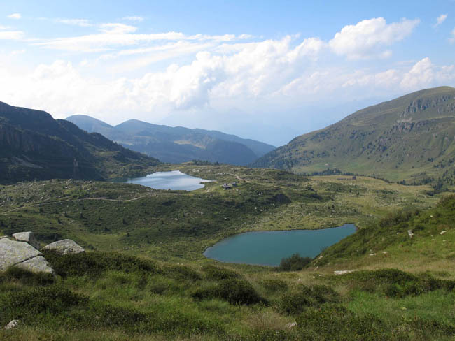 Hinter der Malga Ravanola liegen beiden Seen Laghi di Ravenola auf dem L1