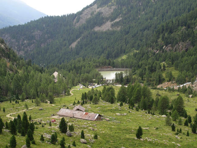 Kleine Stausee mit Malga