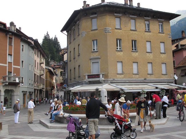 Stadtzentrum und Brunnen von Ponte di Legno