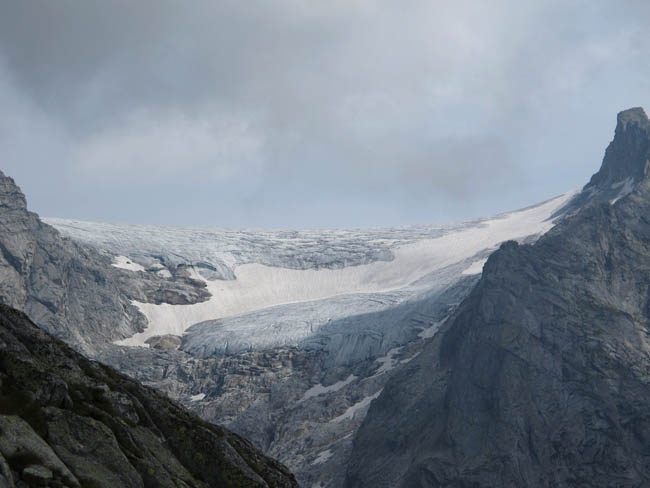 Der Adamello Gletscher in weiter Ferne