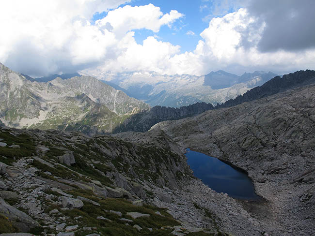 Blick unterhalb des Rif. Maria e Franco über den Lago Dernal auf den Passo Campo