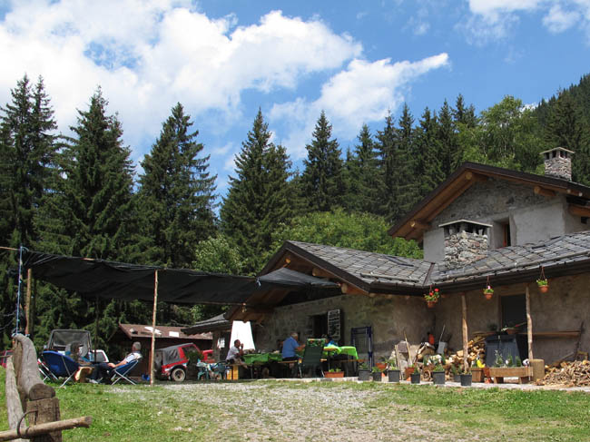 Leckeres Restaurant vor Malga Ravenola