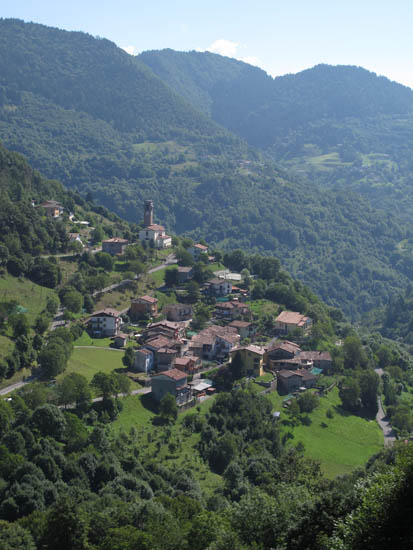 Blick auf Lavino auf dem 3V vom Passo del Termine