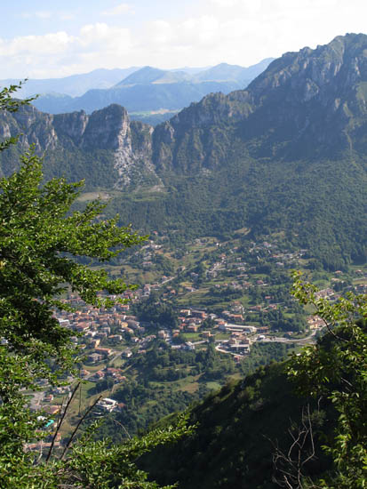 Blick auf Lodrino und den Passo del Cavada