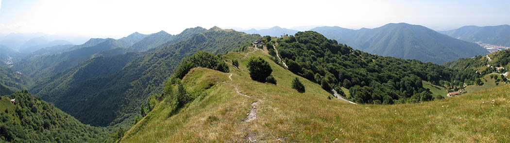 Panorama vom  Gipfelkreuz des Corna di Sonclino (1.352m) Richtung Süden