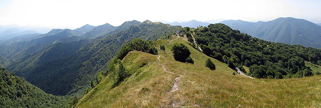 Panoramblick auf den Sentiero 3V vom Gipfel-Corna-di-Sonclino Nahe Lodrino