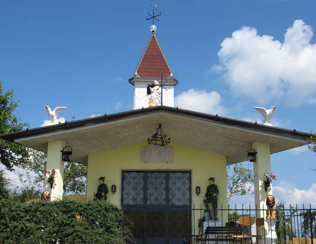 Kleine Jägerkapelle hinter dem Gipfel Corna di Sonclino